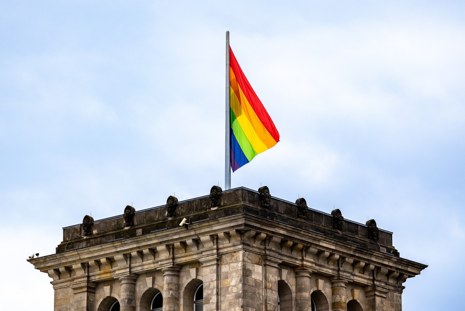 Klöckner strijkt de regenboogvlag op de Rijksdag